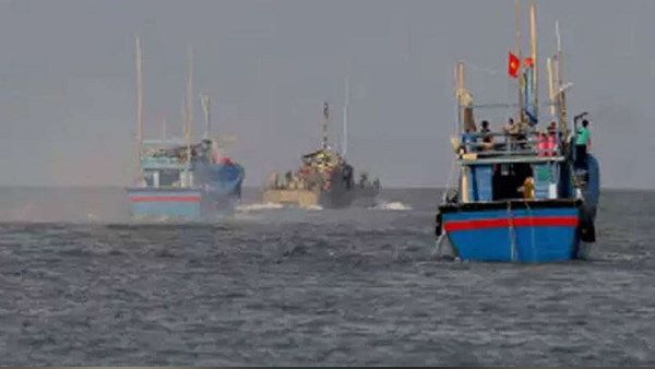 श्रीलंकाई नौसेना ने फिर 15 भारतीय मछुआरों को पकड़ा, दो नावों को भी किया जब्त