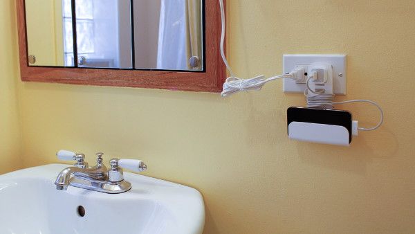 बाथटब में नहा रही थी महिला, तभी पानी में गिर गया चार्जिंग पर लगा iPhone, हुआ दर्दनाक हादसा