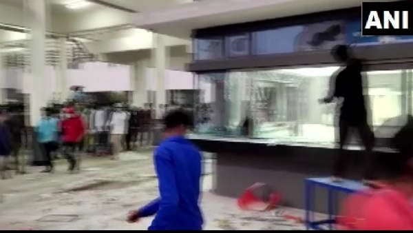 कर्नाटक: सैलरी नहीं मिलने पर iPhone बनाने वाली फैक्‍ट्री में कर्मचारियों ने मचाया उत्‍पात