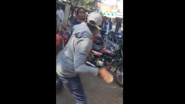 झांसी: छेड़खानी का विरोध करने पर महिला की ​पिटाई, वीडियो वायरल