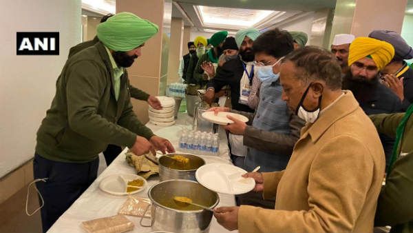 लंच ब्रेक में नरेंद्र सिंह तोमर और पीयूष गोयल ने किसानों के साथ खाया गुरुद्वारे से आया लंगर