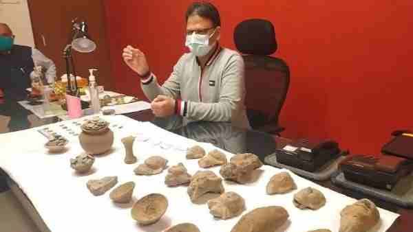 मऊ में सड़क बनाने के लिए हो रही थी खुदाई, तभी मिले प्राचीन तांबे के सिक्के और...