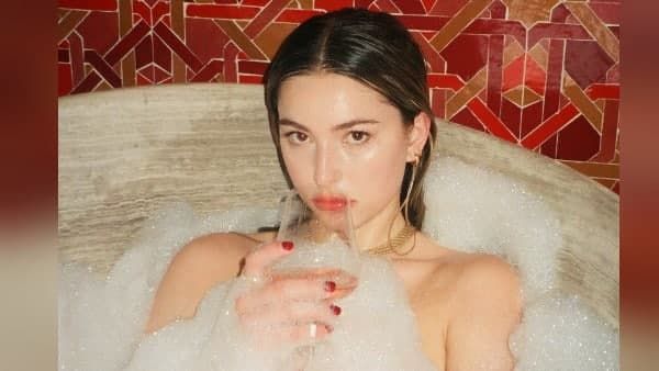 एप्‍पल के फाउंडर स्‍टीव जॉब्स की बेटी ने शुरू की मॉडलिंग, बॉथटब के हॉट फोटोशूट ने मचाया हडकंप