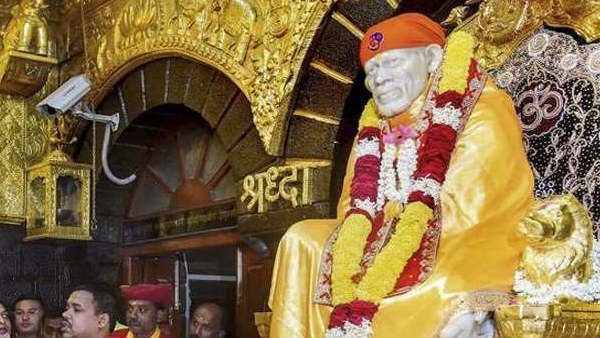 शिरडी: साईं बाबा मंदिर में छोटे कपड़े पहनने की मनाही, ड्रेस कोड पर छिड़ा विवाद