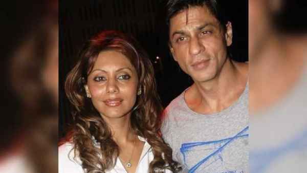 2021 का स्‍वागत करते हुए गौरी खान ने शाहरुख खान के साथ शेयर की ये तस्वीर