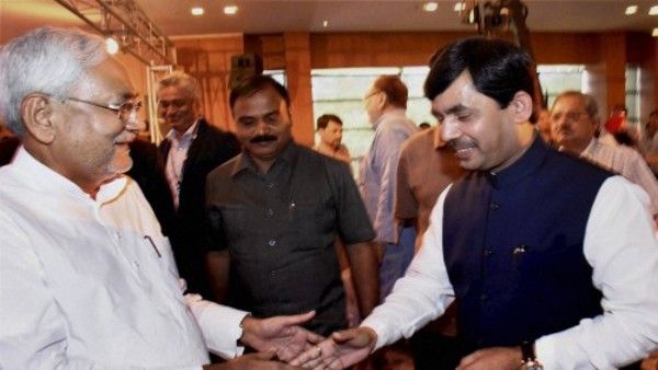 बिहार में सियासत की पिच पर अगर नीतीश शेन वार्न हैं तो शाहनवाज हैं तेंदुलकर !