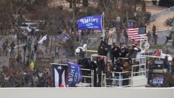 अमेरिकी सीनेट में घुसे हथियारबंद ट्रंप समर्थक, स्थिति को काबू करने के लिए बुलाए गए नेशनल गार्ड