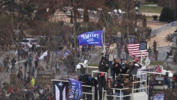 Capitol Hill Violence: अमेरिकी संसद में हिंसा को दुनिया ने बताया 'लोकतंत्र पर हमला' देखिए तस्वीरें