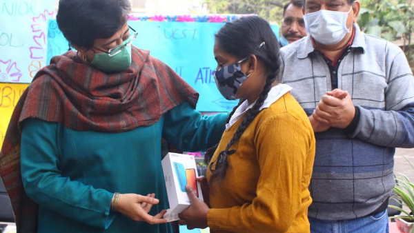 आप विधायक आतिशी ने छात्राओं को बांटे स्मार्टफोन, कहा- कोई भी बच्चा टेक्नोलॉजी के अभाव में पीछे न रह जाए