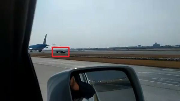 VIDEO: अचानक कार लेकर एयरपोर्ट के रनवे पर पहुंचा शख्स, प्लेन के पास जाने वाला था तभी....