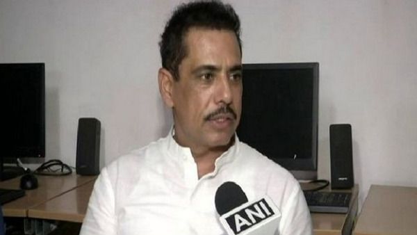 बेनामी संपत्ति मामला: वाड्रा के ऑफिस पहुंचे आयकर विभाग के अधिकारी, दर्ज किया बयान