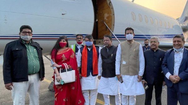 Bengal Election: अपने समर्थकों के साथ दिल्ली रवाना हुए TMC के बागी राजीब बनर्जी, बीजेपी में होंगे शामिल