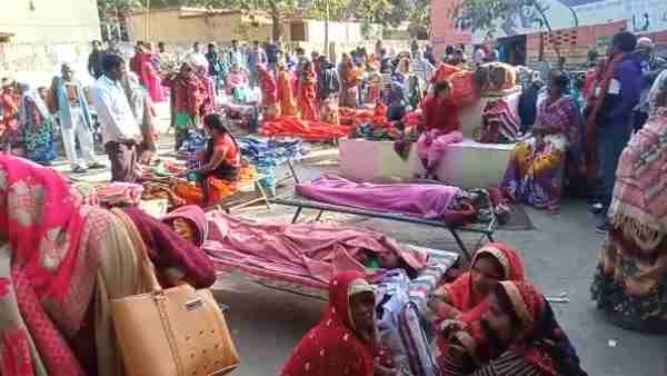 Chandauli: नसबंदी शिविर में नहीं थी कोई व्यवस्था, ऑपरेशन के बाद खुले आसमान के नीचे महिलाओं को लेटाया