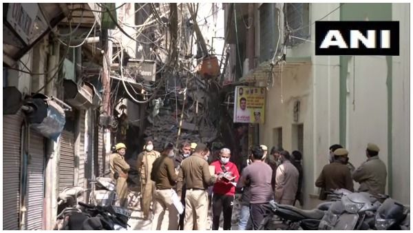 Delhi News: तुर्कमान गेट इलाके में गिरी चार मंजिला इमारत, आसपास की बिल्डिंग को करवाया गया खाली