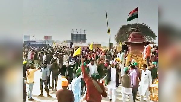 हरियाणा-राजस्थान बॉर्डर पर बेरिकेड तोड़ दिल्ली की ओर बढ़े किसान, पुलिस ने आंसू गैस के गोले दागे