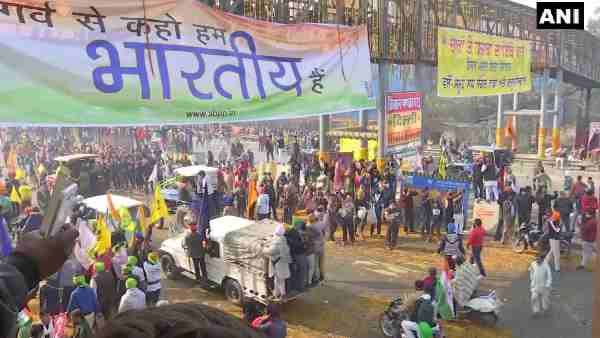 ट्रैक्टर मार्च: दिल्ली के स्वरूप नगर में किसानों पर बरसाए गए फूल