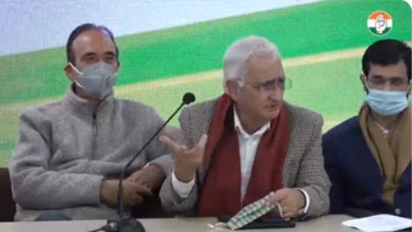 अर्नब गोस्वामी की व्हाट्सऐप चैट पर कांग्रेस हमलावर, चार पूर्व मंत्रियों ने कहा- इसमें माफी नहीं मिल सकती