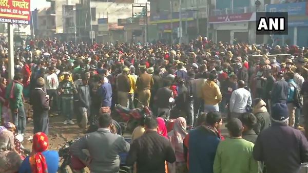 श्मशान घाट हादसा: मृतकों के परिजनों का प्रशासन के खिलाफ विरोध प्रदर्शन, पुलिस बल तैनात