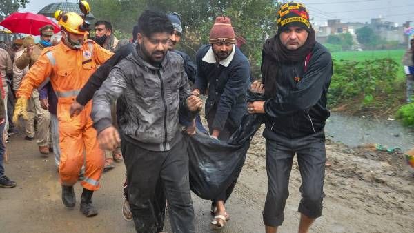 गाजियाबाद: 24 लोगों को श्मशान में खींच लाई मौत, हटता गया मलबा निकलती गई लाशें