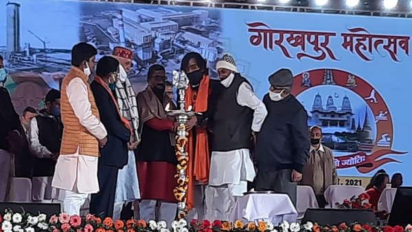 गोरखपुर महोत्सव के पहले दिन रहा खादी का जलवा, मशहूर डिजाइनर्स के वस्त्रों को पहनकर रैंप पर चलीं मॉडल्स