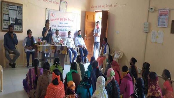 गुजरात: सैनिटरी नैपकिन मेकिंग प्रोजेक्ट की चिखली तालुका में कराई शुरुआत, महिलाओं को देंगे ट्रेनिंग