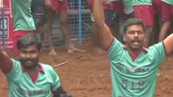 जल्‍लीकट्टू कार्यक्रम के दौरान हिरासत में लिए गए दो बुल टैमर, कृषि बिल के खिलाफ दिखाए थे काले झंडे