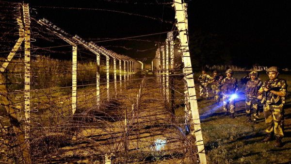 पाकिस्तान ने तोड़ा सीजफायर, गोलीबारी की आड़ में घुसपैठ कर रहे 3 आतंकी ढेर, 4 जवान भी घायल