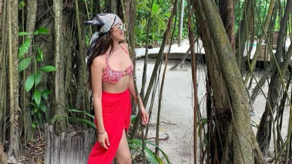 मालदीव के बीच पर 'रेड बिकनी' में दिखीं खूबसूरत कियारा आडवाणी, 'बोहो लुक' के लिए खर्च किए 36K