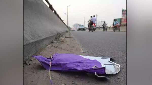पिता के साथ बाइक से जा रहे 6 साल के बच्चे के गले पर पतंग का मांझा लगा, चली गई जान
