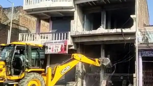 अजीत सिंह हत्‍याकांड: आरोपी माफिया कुंटू सिंह के मकान चला बुलडोजर