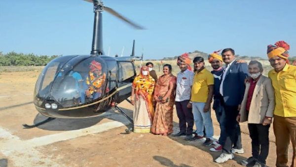 बेट ने पूरा किया सपना, रिटायरमेंट पर लाइनमैन पिता को हेलिकॉप्टर में बैठाकर लाया घर