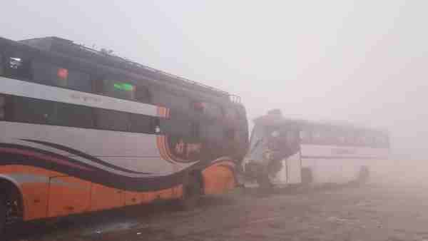 Mathura: यमुना एक्सप्रेस-वे पर कोहरे में टकराए वाहन, एक व्यक्ति की मौत, कई घायल