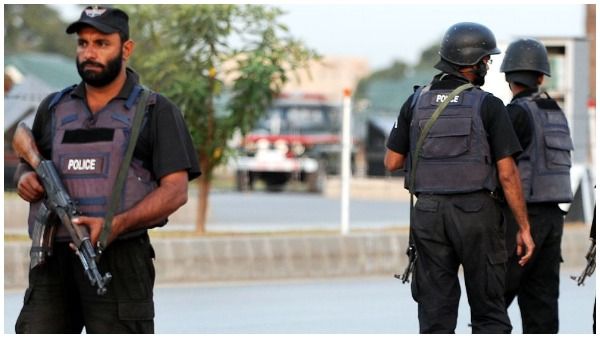 Pakistan: पाकिस्तानी पुलिस का आतंक, कार नहीं रोकने पर 21 साल के युवक को मारी 22 गोली, मौके पर मौत