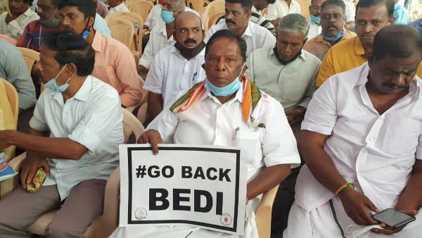 Puducherry: आखिर क्यों सरकार कर रही उपराज्यपाल किरण बेदी को हटाने की मांग?