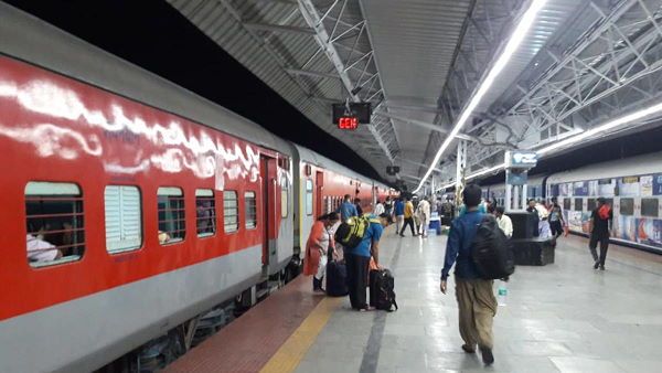 ट्रॉली बैग में भरकर ले जा रहा था डेढ़ करोड़ के जाली नोट, राजधानी एक्सप्रेस रुकी तो GRP ने पकड़ा