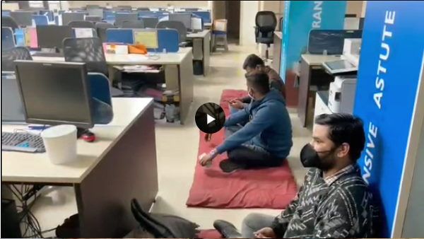 खाते से बैंक ने काटे 1.62 लाख रु., खफा ग्राहक ब्रांच में ही तकिया ले बैठा धरने पर, 24 घंटे में वापस- VIDEO