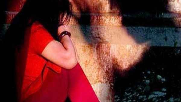 मां ने बेटियों के शव के पास रोने के बजाए गाया गाना और किया डांस, जानें पूरा मामला