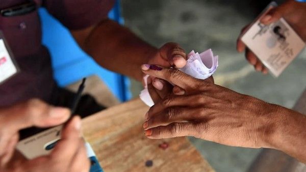 UP Gram Panchayat Election: चुनाव जीतने के लिए प्रधान ने 409 लोगों को कराया मृत घोषित, जांच के आदेश