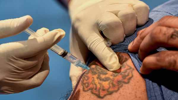 Covid vaccine update:आप हैं इस रोग के शिकार, तो वैक्सीन का घट सकता है प्रभाव