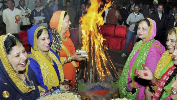 Happy Lohri 2021: 'लोहड़ी' पर अपनों को भेजें ये प्यार भरे संदेश