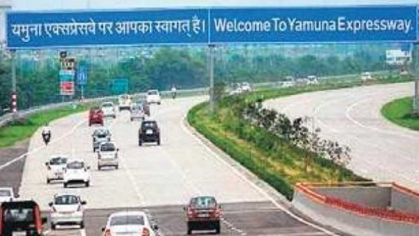 यमुना एक्सप्रेसवे पर टोल के दाम में हुई बढ़ोत्तरी, जानिए अब कितना पैसा देना होगा