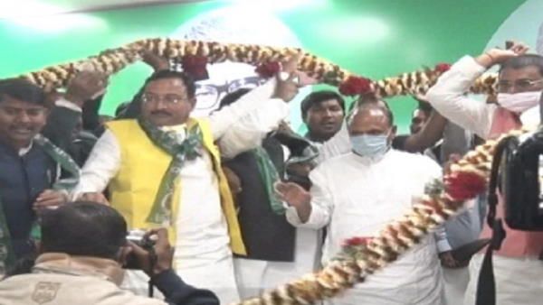 LJP के 208 नेताओं ने थामा JDU का दामन, नेता ने लगाया चिराग पर पिता को बंधक बनाने का आरोप