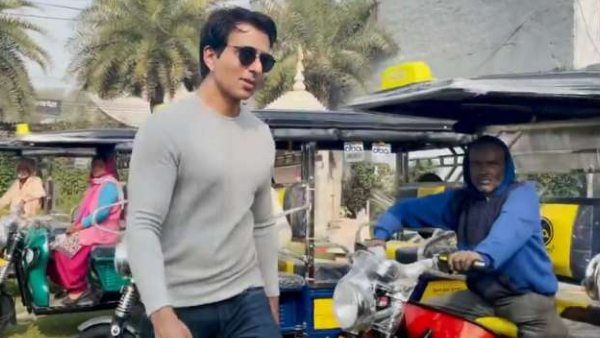 अब बेरोजगारों के मसीहा बने सोनू सूद, इन राज्यों के लोगों को फ्री में बांट रहे ई-रिक्शा