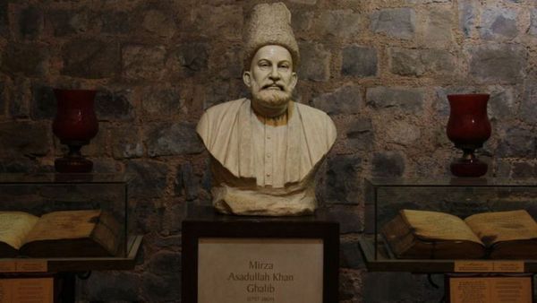 ग़ालिब की चिट्ठियाँ, क़ासिद के आते आते ख़त इक और लिख रखूँ