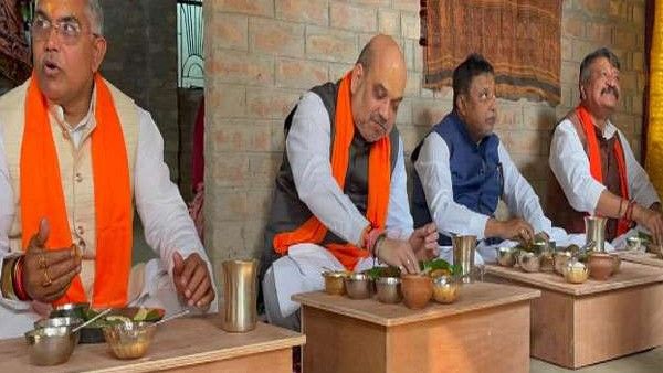 West Bengal Assembly Elections 2021: अमित शाह ने शरणार्थी परिवार के घर जमीन पर बैठकर किया लंच