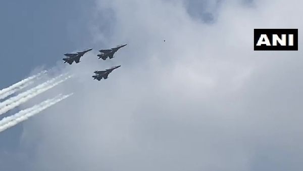 Aero India में 'मेड इन इंडिया' का जलवा, पहली बार आत्मनिर्भर फॉर्मेशन में दिखे विमान