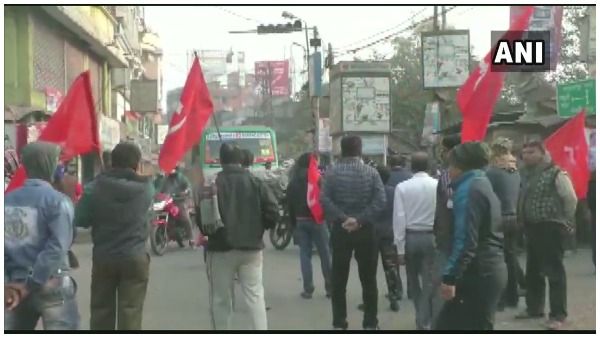 पश्चिम बंगाल में आज 12 घंटे बंद का दिखा असर, कार्यकर्ताओं पर लाठीचार्ज के विरोध में लेफ्ट ने किया आह्वान