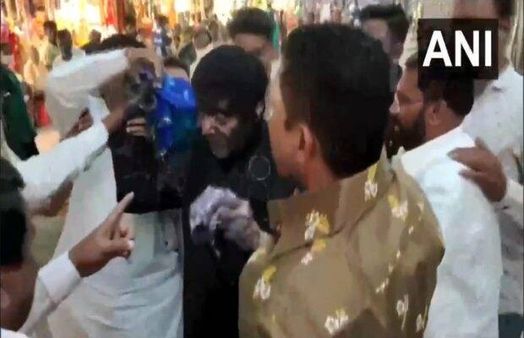 VIDEO: उद्धव की आलोचना करने पर शिवसेना कार्यकर्ताओं नेबीजेपी नेता पर डाली स्याही फिर पहनाई साड़ी