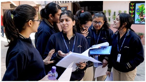 कोरोना के बढ़ते मामलों के बीच ICSE बोर्ड ने रद्द कीं 10वीं की परीक्षाएं, 12वीं पर फैसला जून में