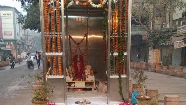 मंदिर तोड़े जाने के डेढ़ महीने बाद दिल्ली के चांदनी चौक में ठीक उसी जगह दोबारा बनाया गया हनुमान मंदिर